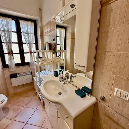 Apartment Casa Delfino - Centro Storico A Due Passi Dalla & Mare, Porto & Ferrovia Civitavecchia